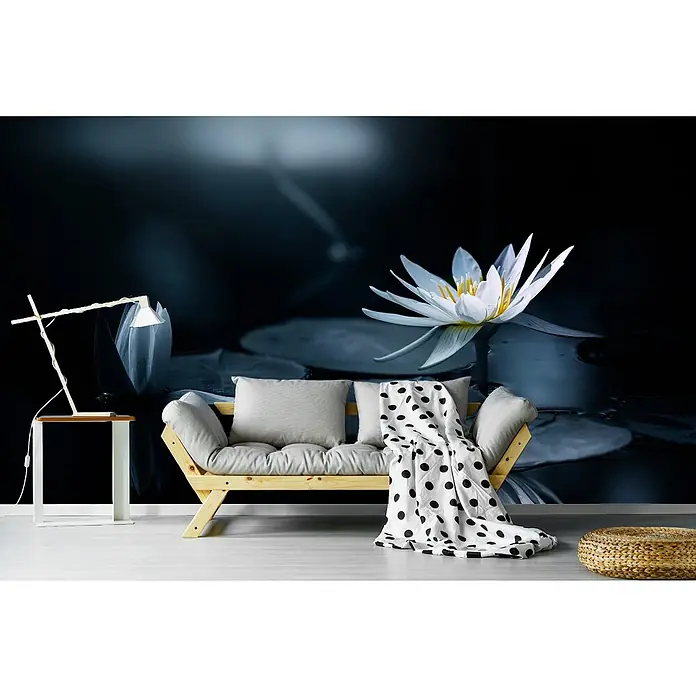 Papermoon Premium collection Fototapete Betrachtung - B x H: 500 x 280 cm, Vlies - Eine moderne Wohnzimmerszene mit einem Holzbett, Kissen, einer gepunkteten Decke und einer eleganten Lampe vor einem floralen Wandbild.