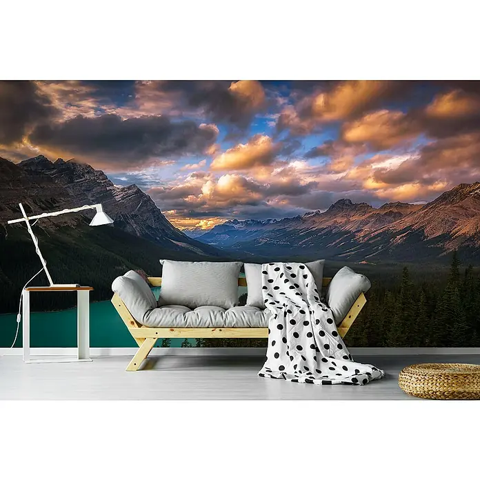 Papermoon Premium collection Fototapete Peyto-See Abenddämmerung - B x H: 250 x 186 cm, Vlies - Wanddekoration mit Berglandschaft-Fototapete. Atmosphärisches Design mit Sofa, Tisch und Deko-Elementen für ein gemütliches Zuhause.