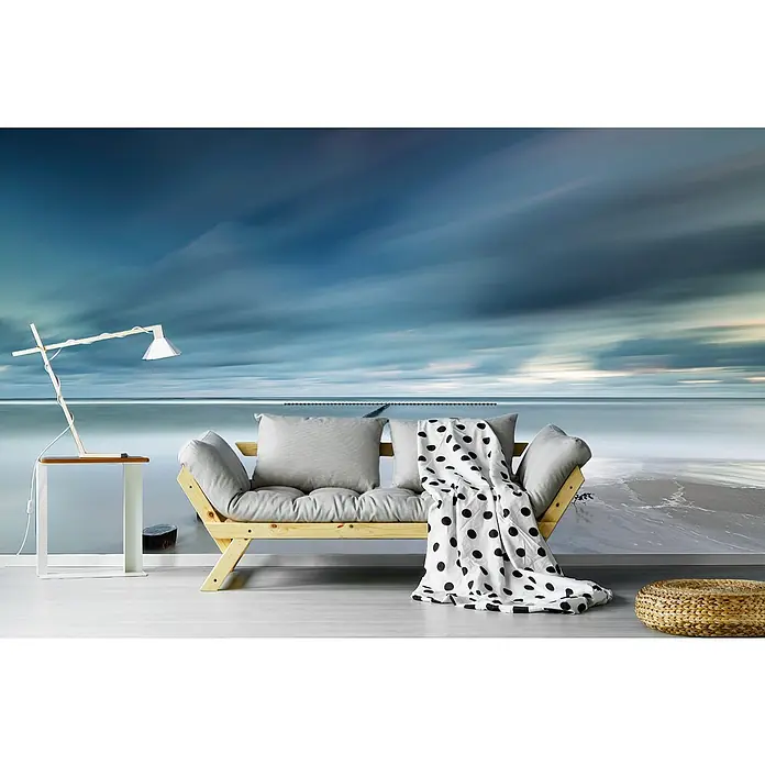 Papermoon Premium collection Fototapete Ebbe - B x H: 200 x 149 cm, Vlies - Stilvolles Wohnzimmer mit modernem Sofa, Polka Dot Decke, Lampe und Blick auf den Strand, die eine gemütliche und entspannende Atmosphäre schaffen.