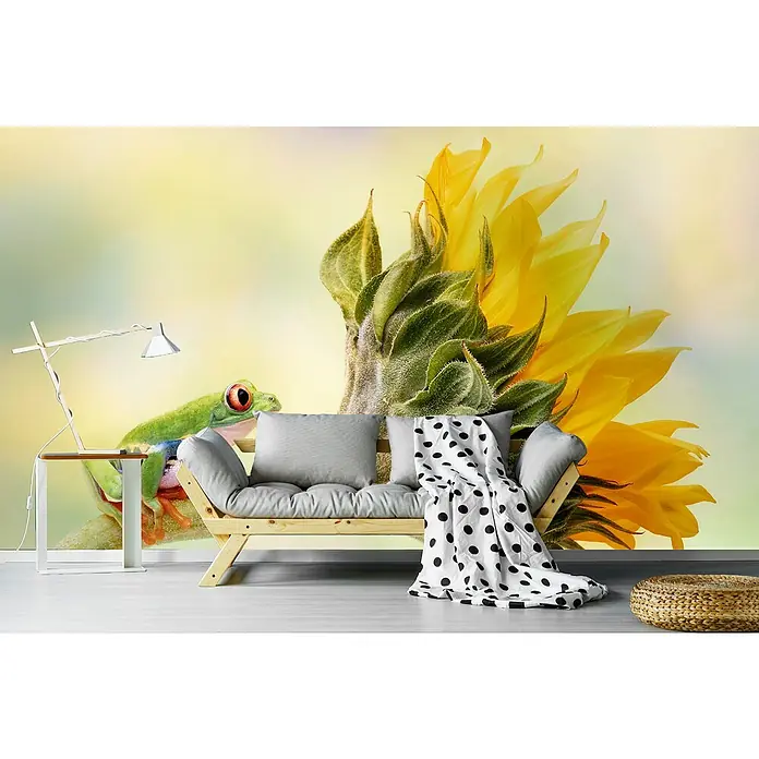 Papermoon Premium collection Fototapete Rotauge auf Sonnneblume - B x H: 500 x 280 cm, Vlies - Wandbild mit einem Frosch, der auf einer Sonnenblume sitzt, die eine Couch und eine Lampe schmückt. Ein Hauch von Natur und Fantasie für Ihr Zuhause.