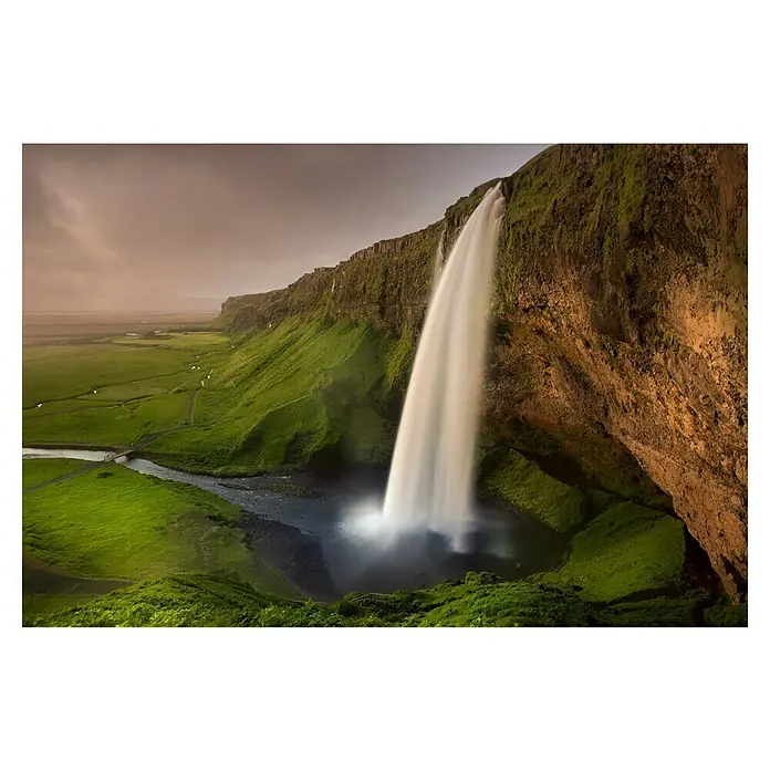 Papermoon Premium collection Fototapete Seljalandsfoss - B x H: 350 x 260 cm, Vlies - Majestätischer Wasserfall stürzt von einer grünen Klippe. Die Szenerie erzeugt eine idyllische und friedliche Atmosphäre in der Landschaft Islands.