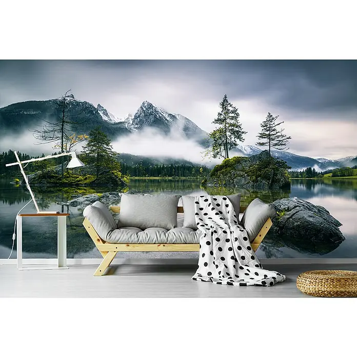 Papermoon Premium collection Fototapete Regnerischer Morgen am Hintersee - B x H: 500 x 280 cm, Vlies - Erholsame Szene mit einer Couch, Decke mit Punkten und einem Beistelltisch mit Lampe vor einer malerischen Bergkulisse.