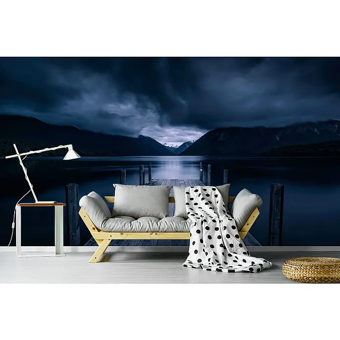 Papermoon Premium collection Fototapete Sturm kommen - B x H: 200 x 149 cm, Vlies - Eine stilvolle Wohnraumszene mit einem hellen Holzsofa, weichen Kissen und einer dekorativen Decke vor einer beruhigenden See Tapete.