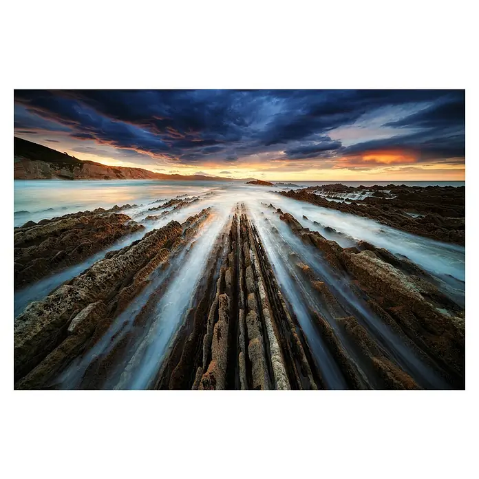 Papermoon Premium collection Fototapete Zumaia Flysch - B x H: 250 x 186 cm, Vlies - Atemberaubende Landschaft mit Felsformationen und Küstenlinie unter einem dramatischen Himmel.
