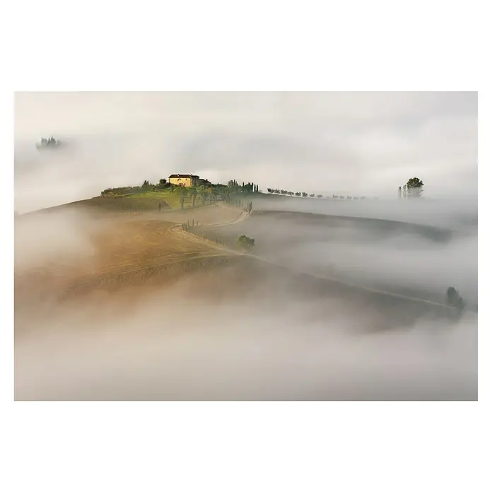 Papermoon Premium collection Fototapete Neblig abgeschottet - B x H: 450 x 280 cm, Vlies - Nebelverhangene Landschaft mit toskanischem Bauernhaus auf einem Hügel, umgeben von Zypressen und sanften Feldern. Mystische und malerische Szenerie.