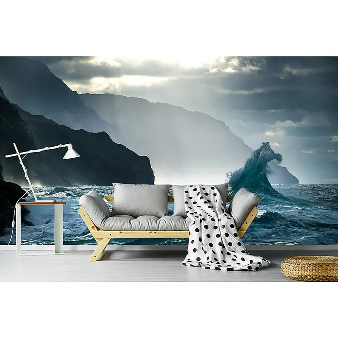 Papermoon Premium collection Fototapete Stürmische Bucht - B x H: 300 x 223 cm, Vlies - Wandbild mit Küstenmotiv, inklusive einer Couch mit Kissen, einer Decke und einer Lampe auf einem Beistelltisch.