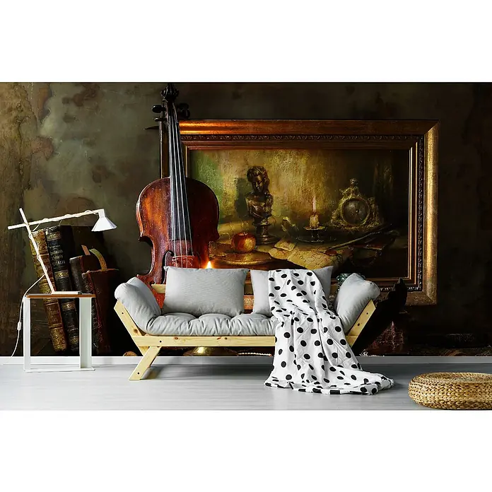 Papermoon Premium collection Fototapete Stillleben Violine - B x H: 450 x 280 cm, Vlies - Einrichtungsidee mit einem Holzsofa mit grauen Kissen und einer gepunkteten Decke, die vor einer Wand mit einem Gemälde steht.