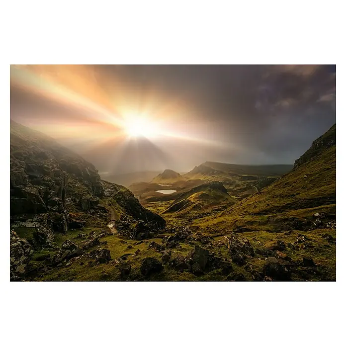 Papermoon Premium collection Fototapete Trotternish Ridge - B x H: 200 x 149 cm, Vlies - Spektakuläre Landschaft mit goldenem Sonnenlicht, das über grüne Hügel und Täler strahlt. Eine malerische und beeindruckende Naturaufnahme.