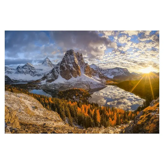 Papermoon Premium collection Fototapete Himmel auf Erden - B x H: 400 x 260 cm, Vlies - Majestätische Berglandschaft mit verschneiten Gipfeln, klarem See, herbstlichen Bäumen und strahlender Sonne, die eine idyllische Szene schafft.