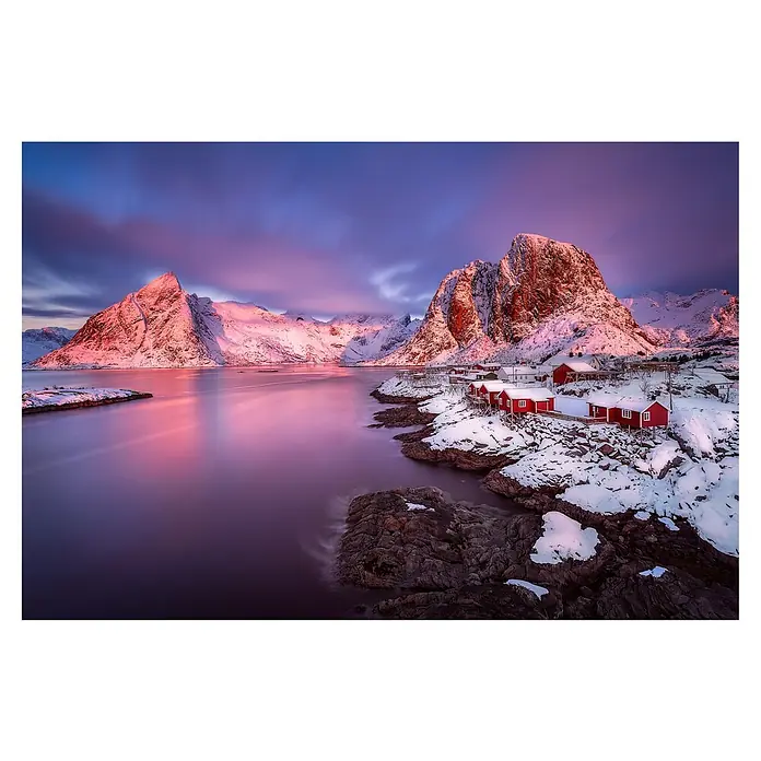 Papermoon Premium collection Fototapete Norwegen Fjord - B x H: 350 x 260 cm, Vlies - Winterlandschaft mit roten Hütten an der Küste, schneebedeckten Bergen und einem lila Himmel. Malerische Naturaufnahme mit ruhigem Wasser.