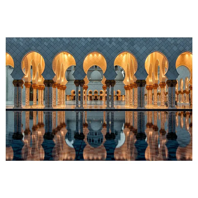 Papermoon Premium collection Fototapete Reflexione - B x H: 450 x 280 cm, Vlies - Eindrucksvolles Bild der Sheikh Zayed Moschee mit Säulenarkaden und Wasserreflexion, die die Architektur und Beleuchtung hervorhebt.