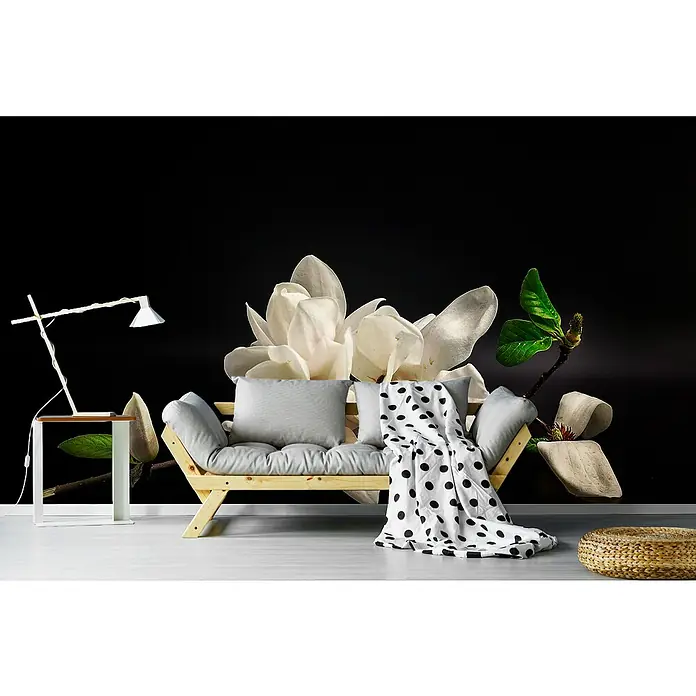 Papermoon Premium collection Fototapete Magnolie - B x H: 500 x 280 cm, Vlies - Gemütliches Sofa mit grauem Kissen und einer schwarz-weißen Decke mit Punkten. Ein stilvolles Möbelstück mit modernem Design.