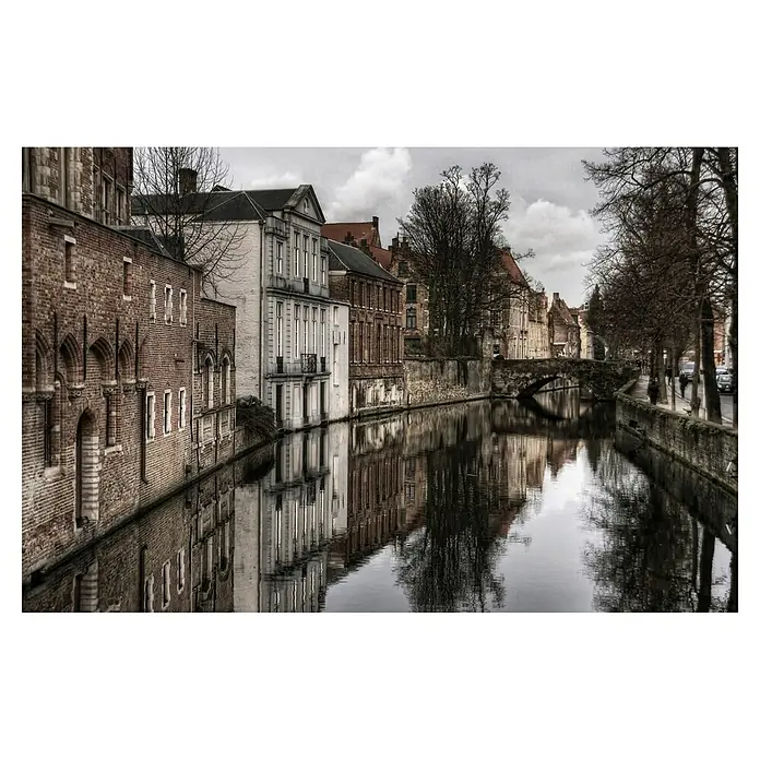 Papermoon Premium collection Fototapete Reflexion der Vergangenheit - B x H: 250 x 186 cm, Vlies - Blick auf einen ruhigen Kanal in Brügge, gesäumt von historischen Backsteinhäusern und einer Steinbrücke, die sich im Wasser spiegelt.