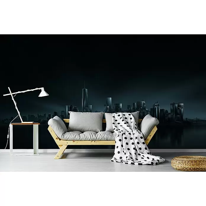 Papermoon Premium collection Fototapete New York Skyline - B x H: 450 x 280 cm, Vlies - Ein Zweisitzer-Holzsofa mit hellgrauen Kissen und weißer Tupfendecke steht vor einer Stadtansicht-Wandmalerei.