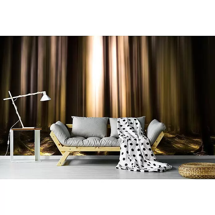 Papermoon Premium collection Fototapete Atem des Lebens - B x H: 250 x 186 cm, Vlies - Helles Holzsofa mit grauen Kissen, gepunkteter Decke, weißer Tischlampe und geflochtenem Pouf in einem Raum mit Waldtapete.