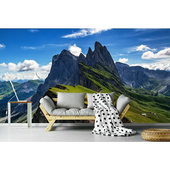 Papermoon Premium collection Fototapete An der Kante - B x H: 400 x 260 cm, Vlies - Wandbild mit einer stilvollen Couch, Kissen und einer Decke mit Punktmuster vor einer beeindruckenden Berglandschaft.