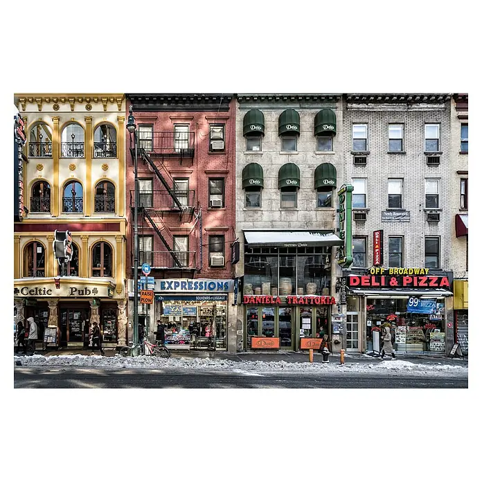 Papermoon Premium collection Fototapete Ein kalter Tag in NY - B x H: 400 x 260 cm, Vlies - Fassadenansicht eines Celtic Pubs, eines Souvenirladens, einer Trattoria und eines Deli & Pizza Ladens in einer verschneiten Straße in New York.