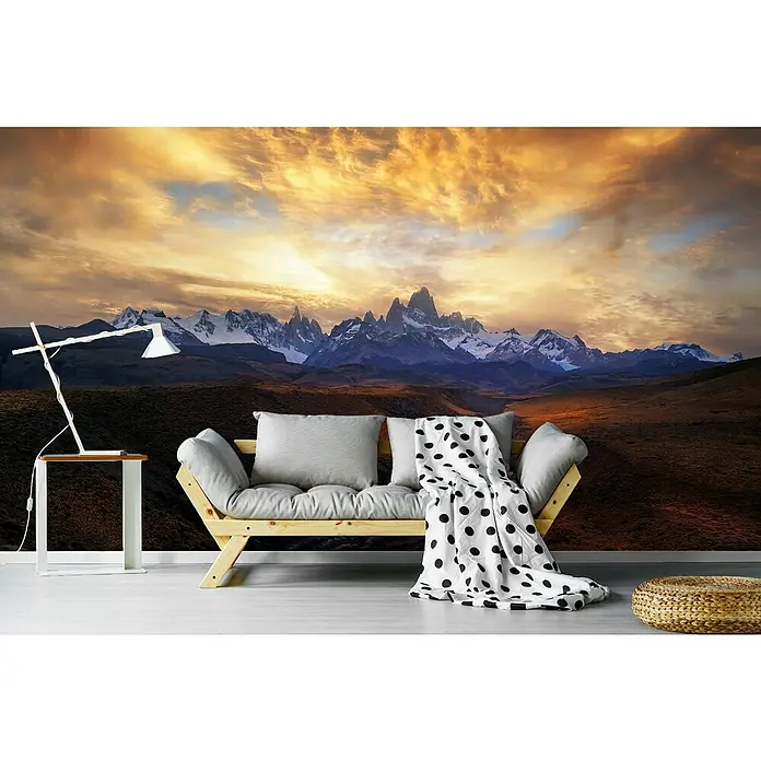 Papermoon Premium collection Fototapete Blick von der Schlucht - B x H: 300 x 223 cm, Vlies - Eine Inneneinrichtung mit einem hellen Holzsofa, Kissen und einer Polka Dot Decke vor einer dramatischen Berglandschaft.