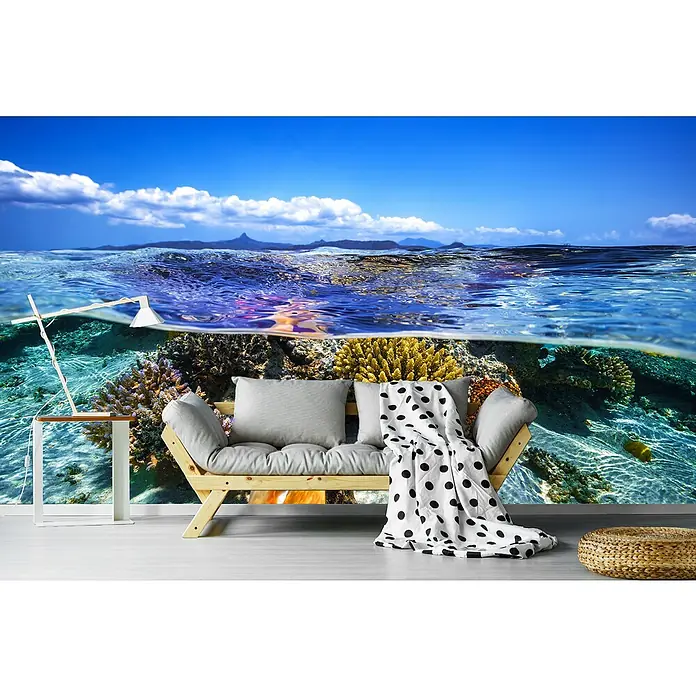 Papermoon Premium collection Fototapete Lagune Leben - B x H: 500 x 280 cm, Vlies - Dieses Bild zeigt ein stilvolles Sofa mit einem einzigartigen Korallenriff-Design, das Ihrem Wohnraum eine exotische Note verleiht.