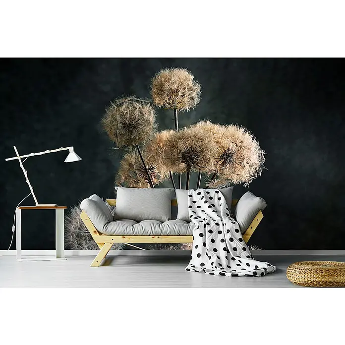 Papermoon Premium collection Fototapete Löwenzahn-Samen-Pod - B x H: 450 x 280 cm, Vlies - Ein stilvolles Interieur mit einem hellen Holzsofa, einem Beistelltisch und einer Lampe vor einer Wand mit Löwenzahnmotiv.