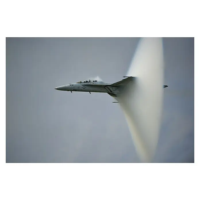Papermoon Premium collection Fototapete Kegel - B x H: 350 x 260 cm, Vlies - Ein US Navy F/A-18E Super Hornet durchbricht die Schallmauer, wobei ein Kondensationsschock sichtbar wird. Hochleistungsflugzeug in Aktion.