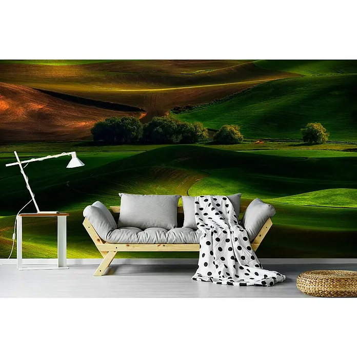Papermoon Premium collection Fototapete Frühling im Palouse - B x H: 500 x 280 cm, Vlies - Wandbild mit sanften grünen Hügeln, Sofa mit Kissen und gepunkteter Decke. Naturnahes Wohnambiente für Entspannung und stilvolles Design.