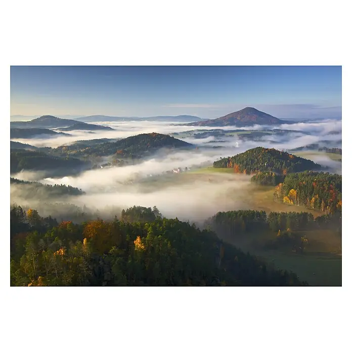 Papermoon Premium collection Fototapete Herbst Fairytale - B x H: 350 x 260 cm, Vlies - Nebelverhangene Landschaft mit bewaldeten Hügeln und einem markanten Berg im Hintergrund unter einem hellen Himmel.