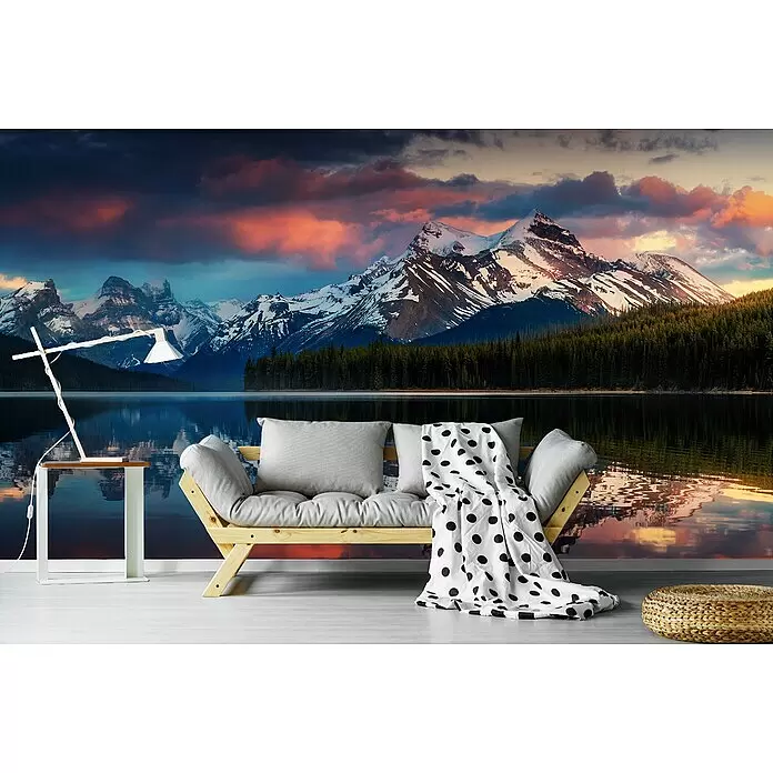 Papermoon Premium collection Fototapete Maligne Farbe - B x H: 250 x 186 cm, Vlies - Leichte Holzliege mit grauen Kissen und einer weiß gepunkteten Decke in einem Wohnzimmer.