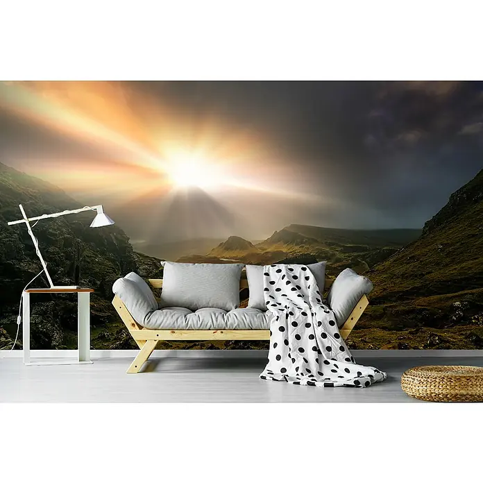 Papermoon Premium collection Fototapete Trotternish Ridge - B x H: 200 x 149 cm, Vlies - Ein modernes Wohnzimmer mit einem hellen Sofa, Kissen und einer Decke mit Punkten. Die Lampe und der Hocker ergänzen das stilvolle Interieur.