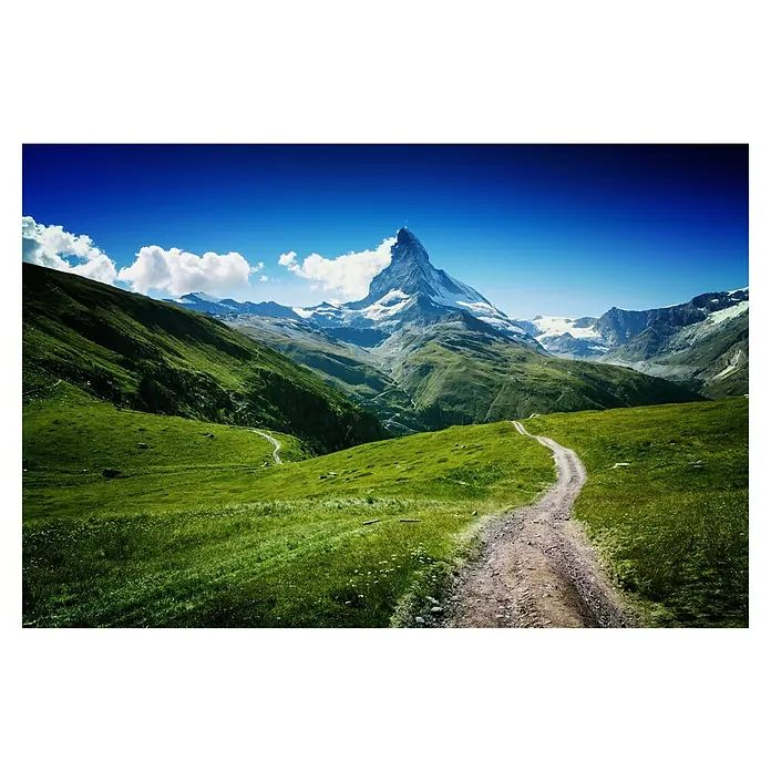 Papermoon Premium collection Fototapete Matterhorn II - B x H: 500 x 280 cm, Vlies - Matterhorn-Blick: Wanderweg schlängelt sich durch grüne Wiesen mit Blick auf den majestätischen Berg. Blauer Himmel und weiße Wolken runden das Bild ab.