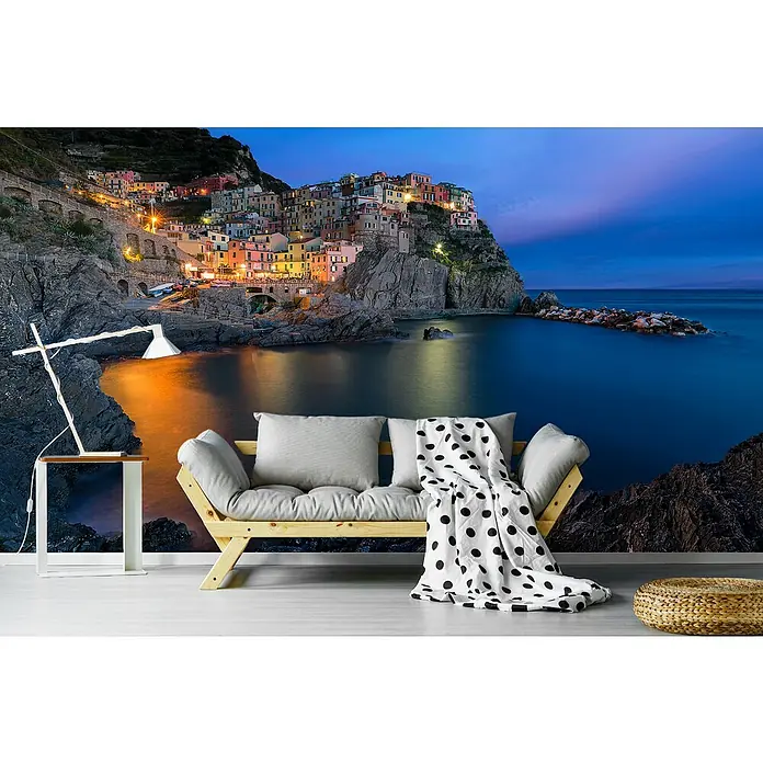 Papermoon Premium collection Fototapete Manarola-Lebensstil - B x H: 400 x 260 cm, Vlies - Ein gemütliches Wohnzimmer mit einem auffälligen Wandbild von Manarola, Italien, das eine entspannende Atmosphäre schafft.