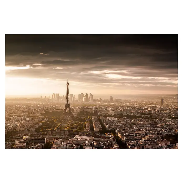 Papermoon Premium collection Fototapete Paris-Pracht - B x H: 400 x 260 cm, Vlies - Luftaufnahme des Eiffelturms in Paris bei dramatischem Himmel. Beeindruckende Stadtsilhouette und Lichtstimmungen.