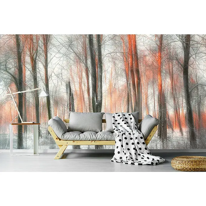 Papermoon Premium collection Fototapete Abendlicht - B x H: 400 x 260 cm, Vlies - Das Bild zeigt ein stilvolles Wohnzimmer mit einem Holzbettsofa mit Kissen und einer Decke, vor einer Tapete mit Waldmotiv.