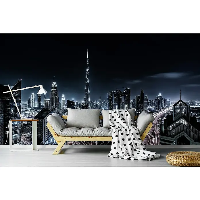 Papermoon Premium collection Fototapete Magnum - B x H: 300 x 223 cm, Vlies - Stylisches Interieur mit einem Holzbettsofa, grauen Kissen und einer schwarz-weißen Decke vor einer beeindruckenden Skyline von Dubai.
