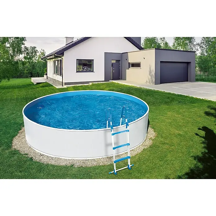 myPool Stahlwand-Pool Splash - Ø x H: 360 x 110 cm, Weiß/Blau, 10.000 l - Rundes Aufstellbecken mit Leiter vor einem Haus. Ideal für den Garten, bietet das Poolmodell eine erfrischende Abkühlung an heißen Tagen.
