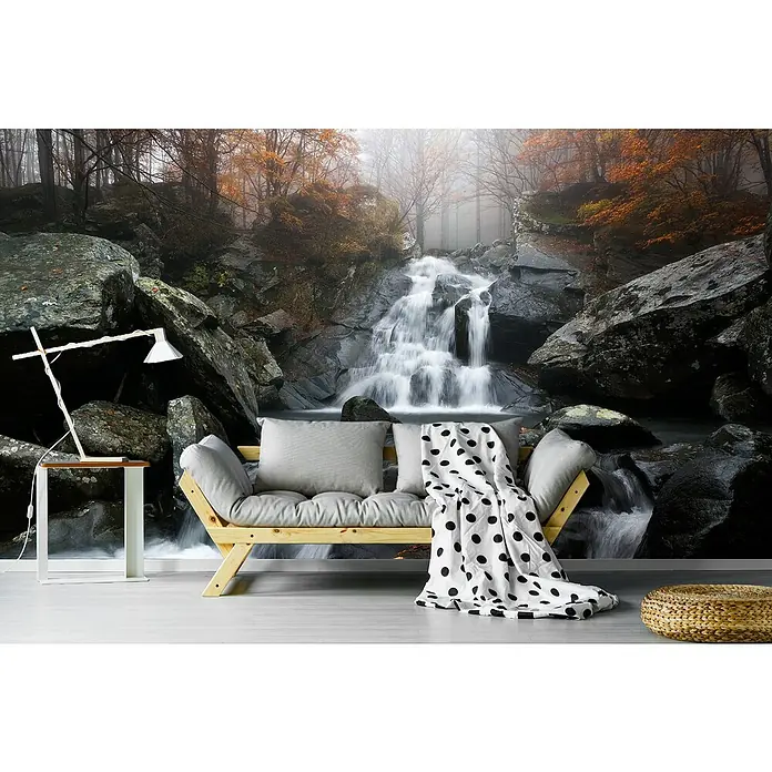 Papermoon Premium collection Fototapete Herbstnebel - B x H: 200 x 149 cm, Vlies - Innenraum mit einem Wandbild eines Wasserfalls im Wald, das eine ruhige Atmosphäre schafft. Ein Sofa und eine Lampe ergänzen das naturnahe Ambiente.