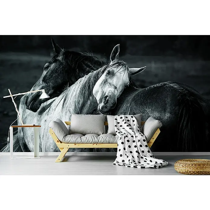 Papermoon Premium collection Fototapete Warmer Regen - B x H: 300 x 223 cm, Vlies - Wandgestaltung mit Pferde-Fototapete als Blickfang über Sofa, Tischlampe und geflochtenem Hocker, die den Raum aufwertet.