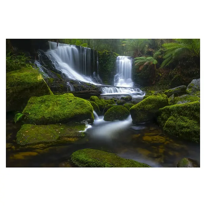 Papermoon Premium collection Fototapete Hallo Horseshö. - B x H: 400 x 260 cm, Vlies - Wunderschöner Wasserfall inmitten von moosbedeckten Felsen. Das Wasser fließt sanft und erzeugt eine friedliche Atmosphäre.