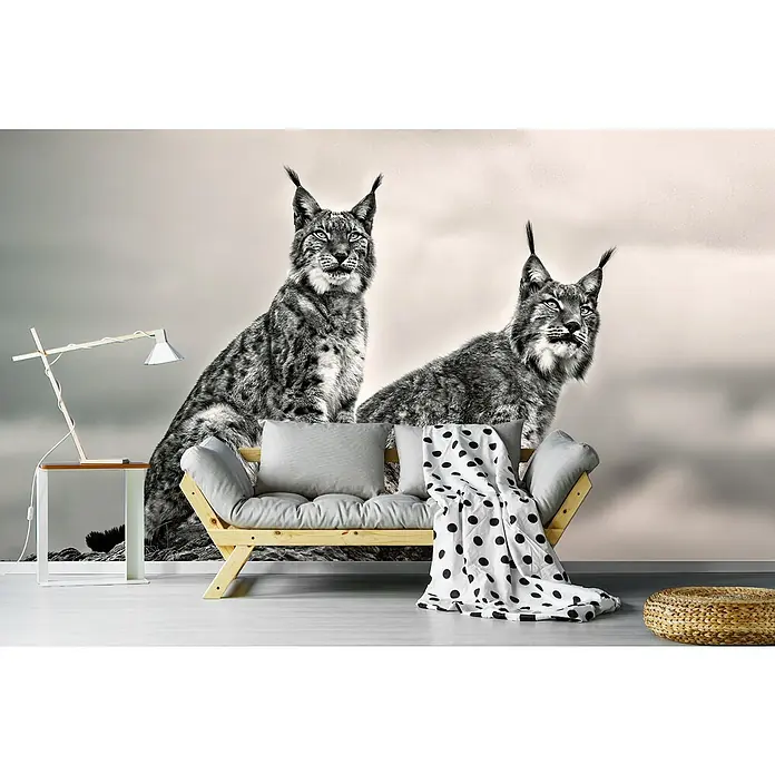 Papermoon Premium collection Fototapete Luchse auf Felsen - B x H: 500 x 280 cm, Vlies - Wandbild mit zwei Luchsen, die hinter einem Sofa sitzen, neben einer Lampe und einem Hocker für eine stilvolle Inneneinrichtung.