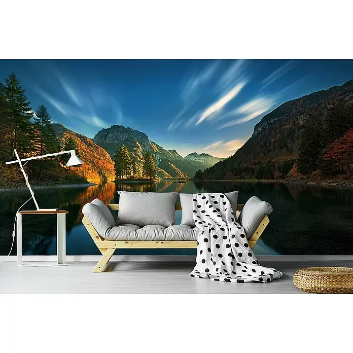 Papermoon Premium collection Fototapete Magischer See - B x H: 250 x 186 cm, Vlies - Holz-Futonsofa mit hellgrauen Kissen und weißer gepunkteter Decke, vor einem malerischen Seewandgemälde.