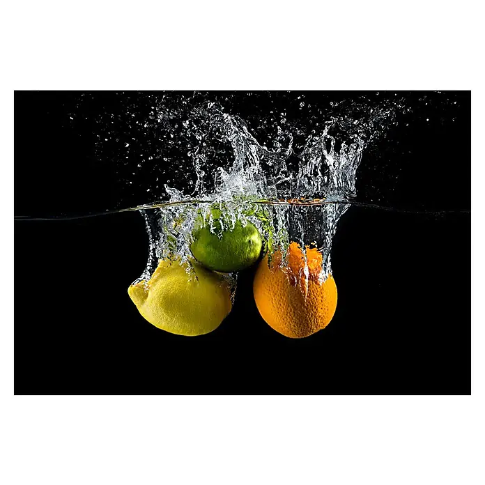 Papermoon Premium collection Fototapete Zitrusspritzen - B x H: 300 x 223 cm, Vlies - Spritzendes Wasser umgibt eine Zitrone, Limette und Orange, die ins Wasser fallen. Die hellen Früchte heben sich vom schwarzen Hintergrund ab.