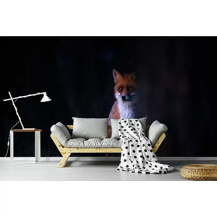 Papermoon Premium collection Fototapete Glanzen - B x H: 300 x 223 cm, Vlies - Holzsofa mit hellgrauen Kissen und gepunkteter Decke vor einer Wand mit einem großen Fuchsmural.