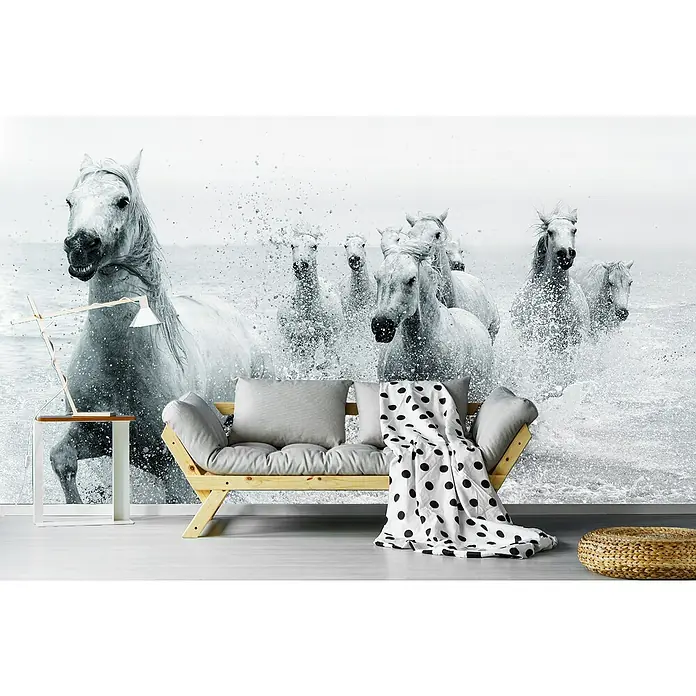 Papermoon Premium collection Fototapete Wir kommen - B x H: 350 x 260 cm, Vlies - Das elegante Wohnzimmer mit einer stilvollen Couch und einem auffälligen Wandbild von galoppierenden Pferden, das dem Raum einen Hauch von Wildheit verleiht.