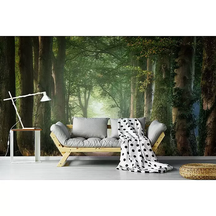 Papermoon Premium collection Fototapete Nach vorne - B x H: 250 x 186 cm, Vlies - Holzsofa mit grauen Kissen und einer weiß gepunkteten Decke in einem Raum mit Waldtapete.