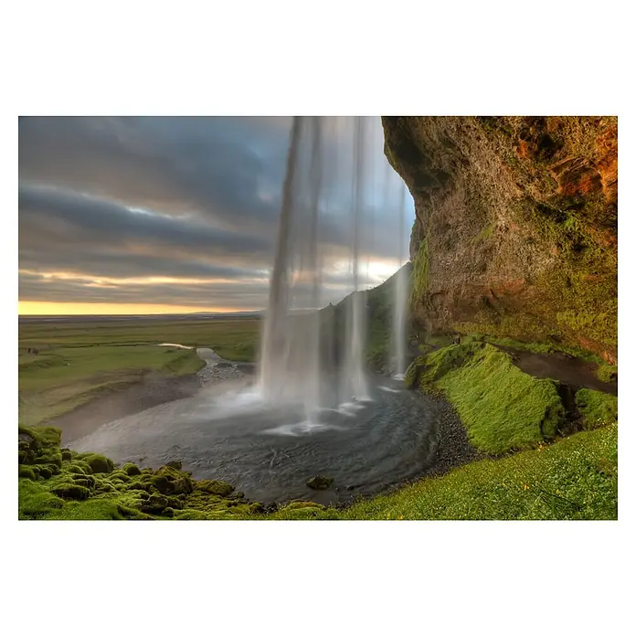 Papermoon Premium collection Fototapete Die Kürzung - B x H: 250 x 186 cm, Vlies - Der atemberaubende Seljalandsfoss Wasserfall in Island ergießt sich in einen dunklen See, umgeben von üppigem Grün und einer dramatischen Felswand.