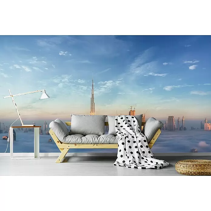 Papermoon Premium collection Fototapete Im Nebel sinken - B x H: 250 x 186 cm, Vlies - Modernes Holzsofa mit grauen Kissen und schwarz-weiß gepunkteter Decke, in einem Zimmer mit Stadtblick.