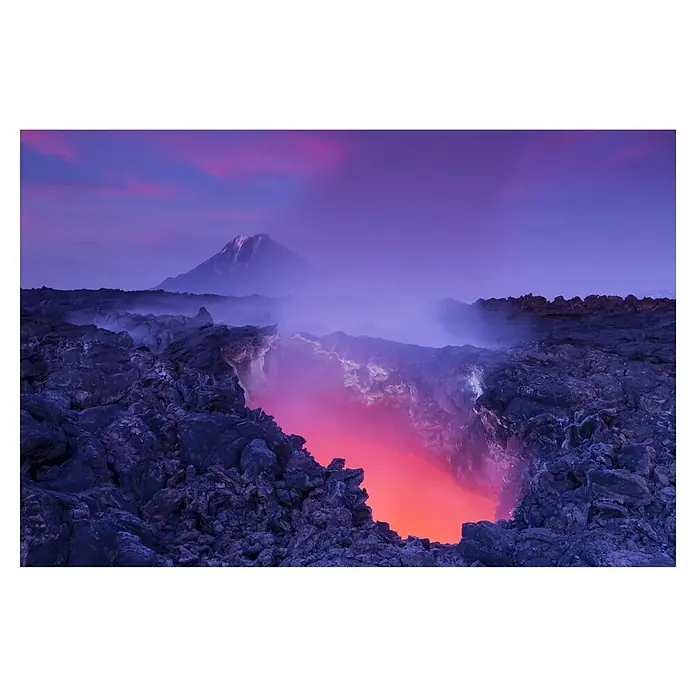 Papermoon Premium collection Fototapete Tor zur Hölle - B x H: 500 x 280 cm, Vlies - Beeindruckende Ansicht eines Vulkankraters mit geschmolzener Lava und einem Berg im Hintergrund, eingefangen bei Dämmerung mit violettem Himmel.