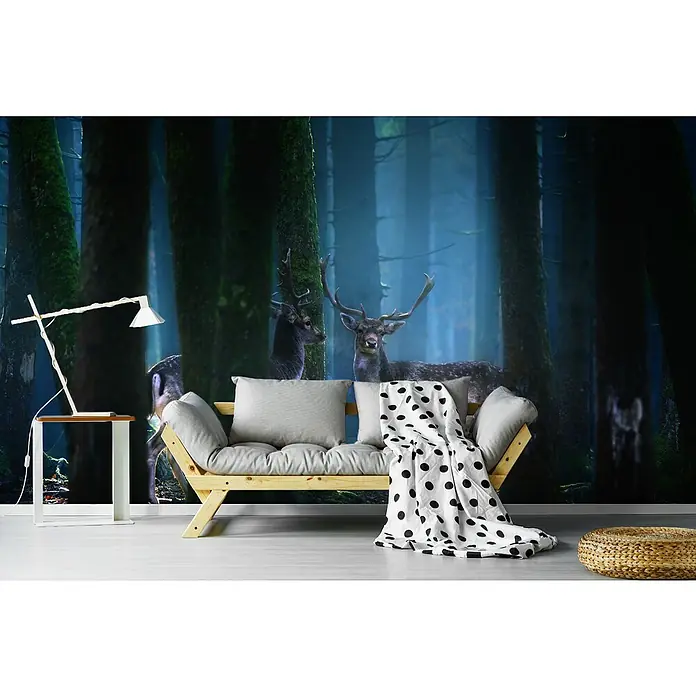 Papermoon Premium collection Fototapete Rehe - B x H: 200 x 149 cm, Vlies - Wandbild mit Waldmotiv und Hirschen über einem Sofa mit Decke und Kissen, eine Lampe und ein Hocker ergänzen das Dekor.