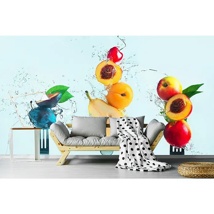 Papermoon Premium collection Fototapete Fruchtsalat machen - B x H: 350 x 260 cm, Vlies - Wandbild mit frischen Früchten und Wasserspritzern über einem Sofa. Das moderne Design bringt Frische in jeden Raum und ist ein echter Hingucker.