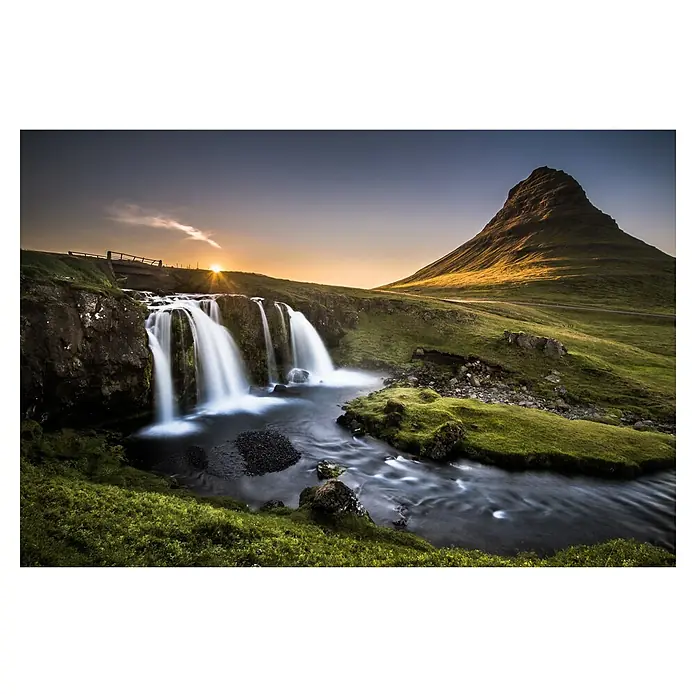 Papermoon Premium collection Fototapete Märchenland - B x H: 300 x 223 cm, Vlies - Malerische Aussicht auf den Kirkjufell-Wasserfall bei Sonnenuntergang, eingebettet in die grüne Landschaft Islands. Atemberaubende Naturschönheit.